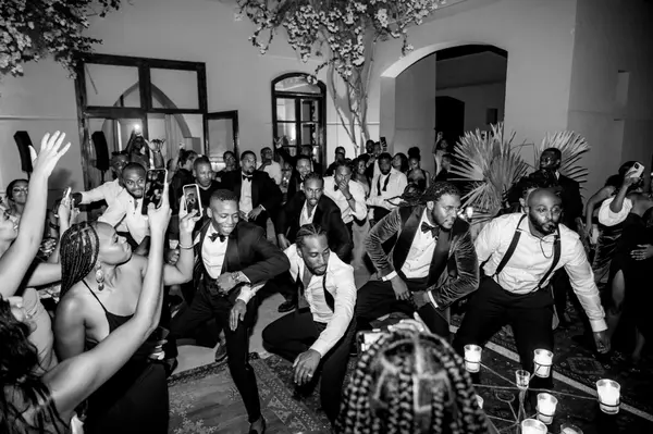 Wedding party guests dancing celebration black and white - photographe mariage marrakech