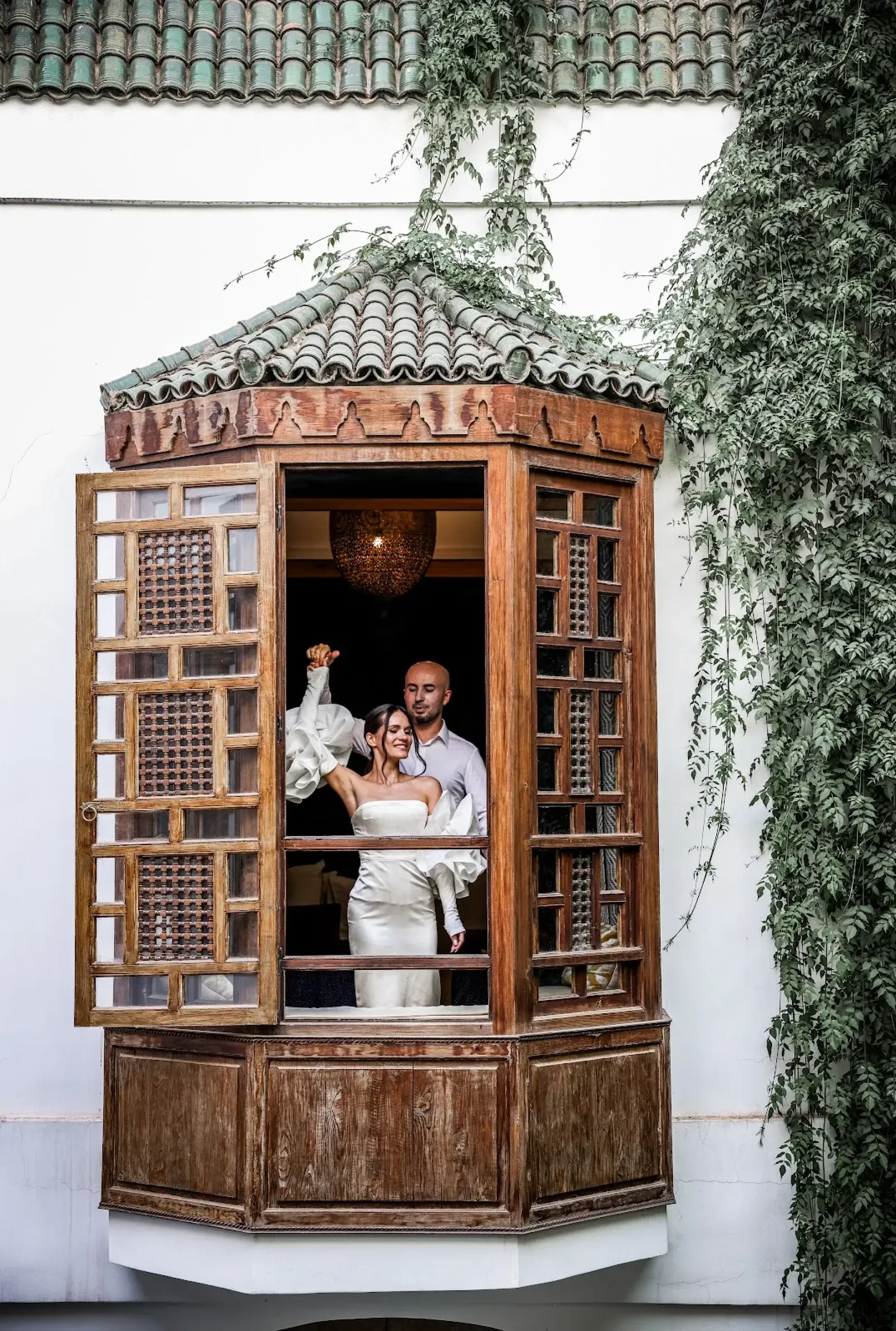 Couple at Moroccan window balcony riad - photographer marrakech
